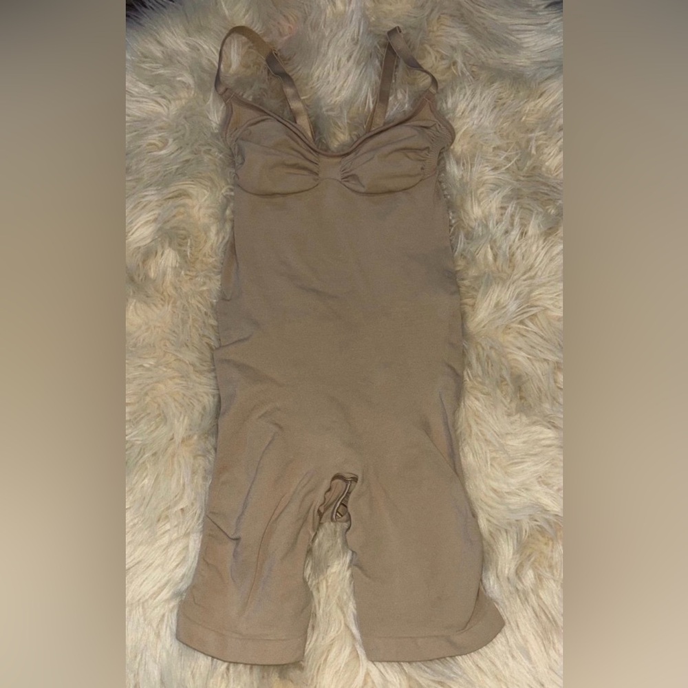 SKIMS Seamless Mid-Thigh Bodysuit in Warm Tan - Picture 3 of 8